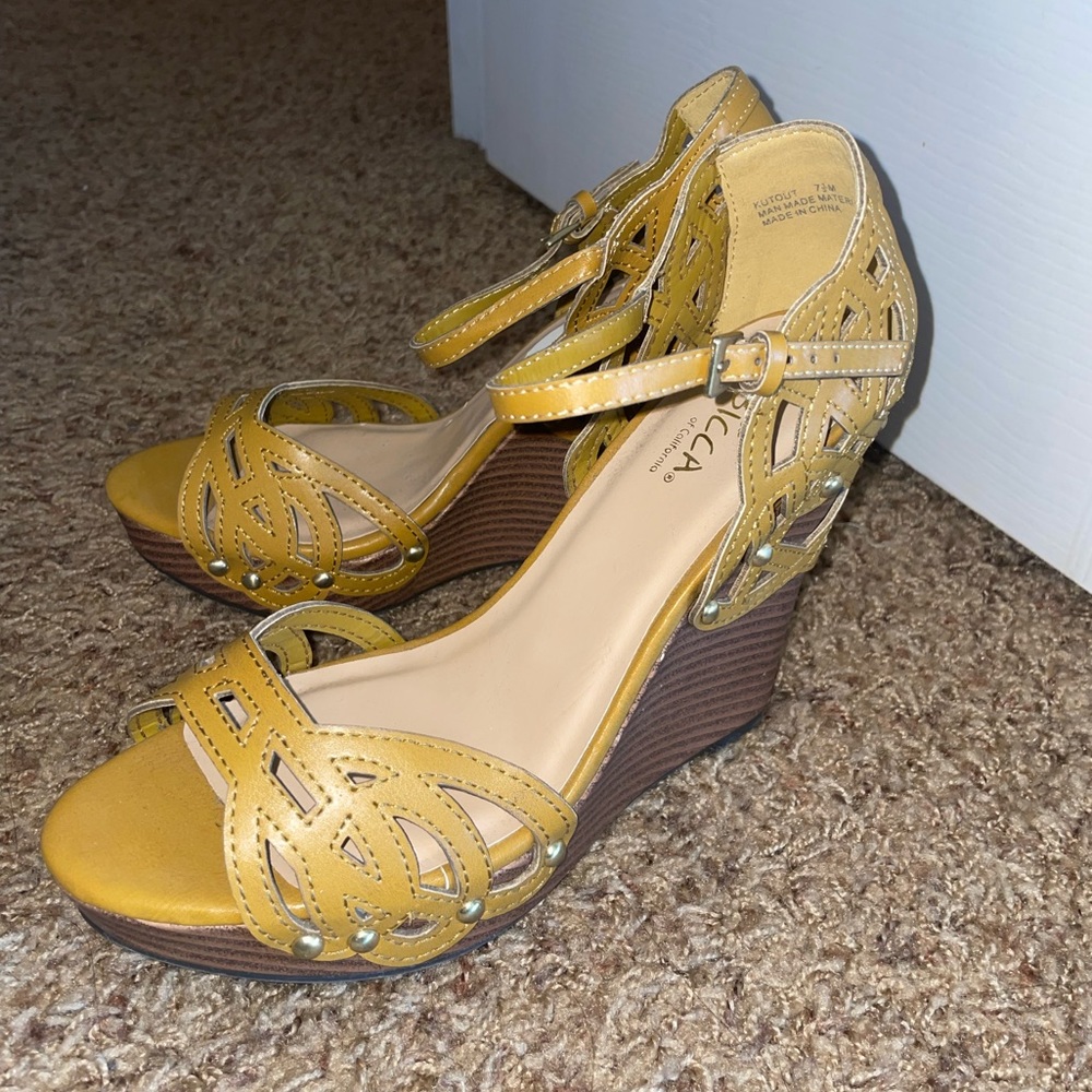 SBICCA Kutout Cork Wedges Sandals Mustard Yellow size 7.5
